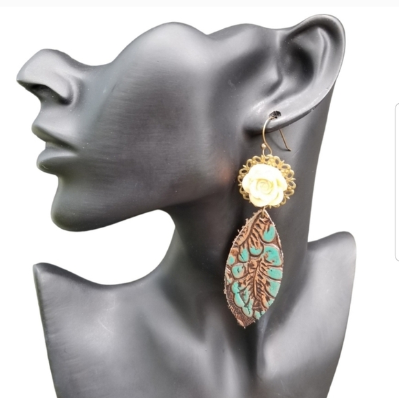 VINTAGE EMBOSSED FLORAL DESIGN GENUINE LEATHER & ACRYLIC ROSE DROP EARRINGS - Picture 1 of 5